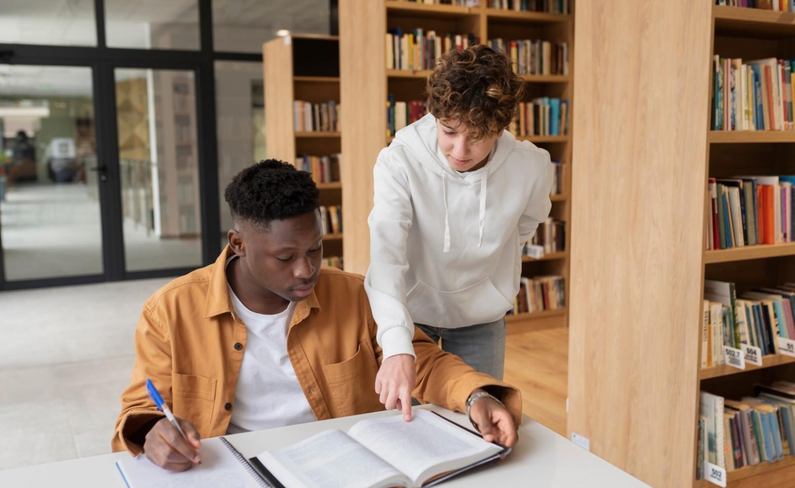 Team bei der Budgetplanung in modernem Büro